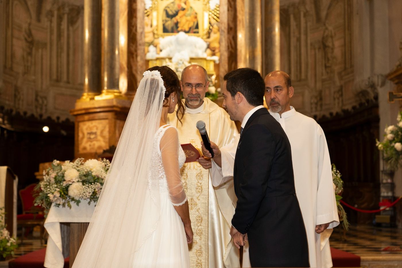 Boda en el presbiterio de la iglesia del Temple