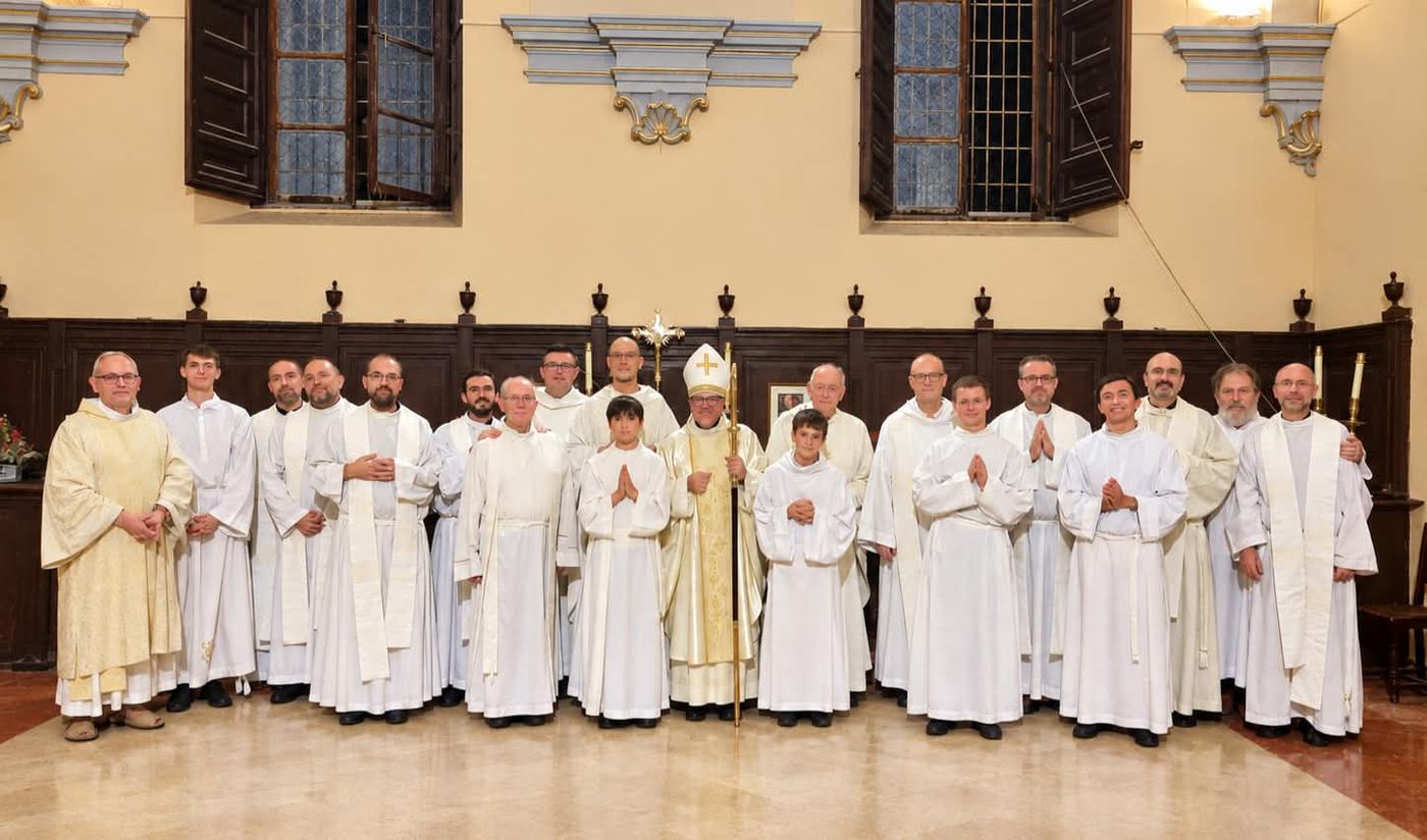 Sacerdotes y seminaristas de la comunidad junto al obispo